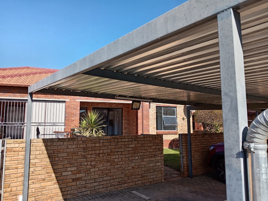 2 Bedroom Property for Sale in Florida Glen Gauteng
