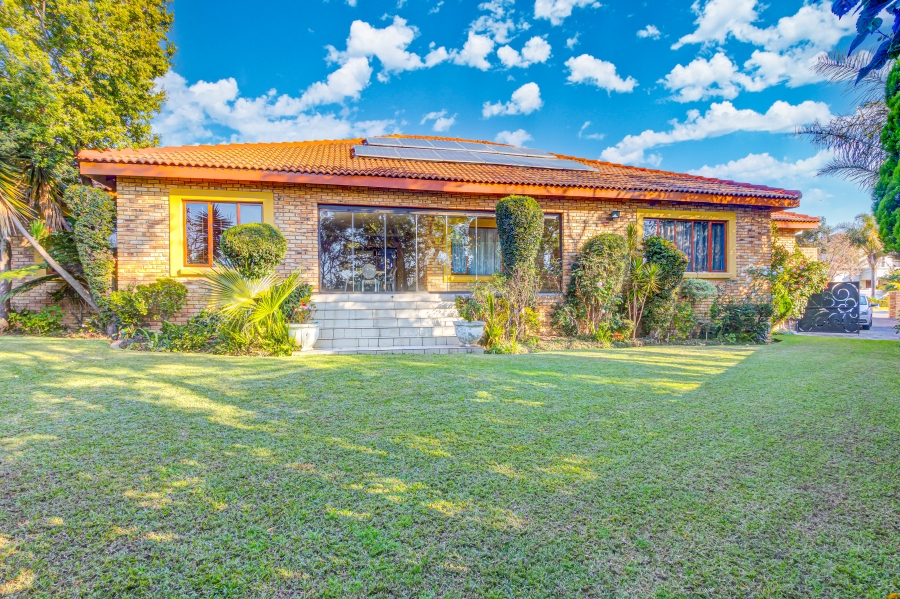 5 Bedroom Property for Sale in Noordwyk Gauteng