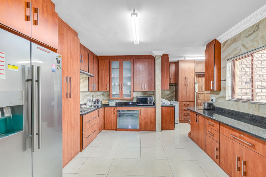 5 Bedroom Property for Sale in Noordwyk Gauteng