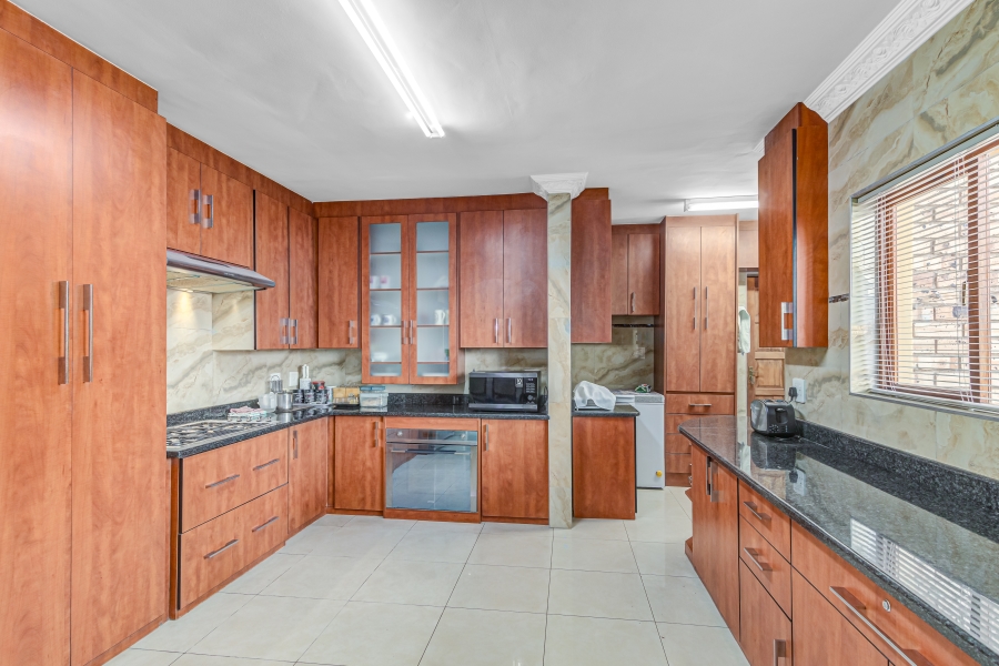5 Bedroom Property for Sale in Noordwyk Gauteng