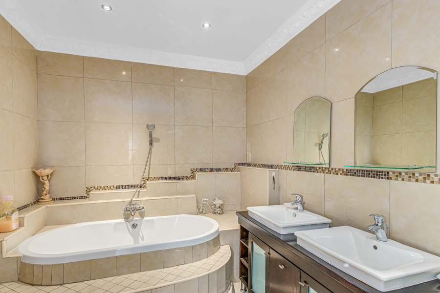 5 Bedroom Property for Sale in Noordwyk Gauteng