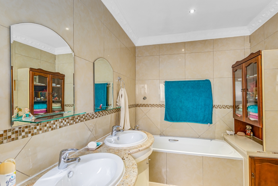5 Bedroom Property for Sale in Noordwyk Gauteng