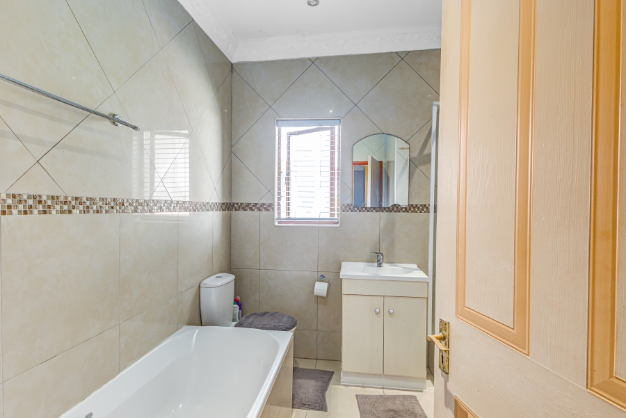 5 Bedroom Property for Sale in Noordwyk Gauteng