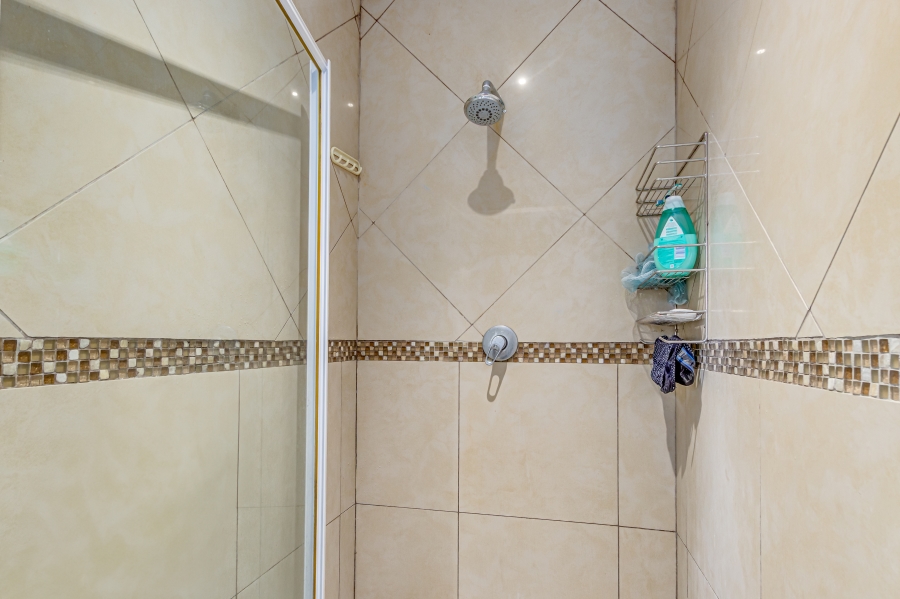5 Bedroom Property for Sale in Noordwyk Gauteng