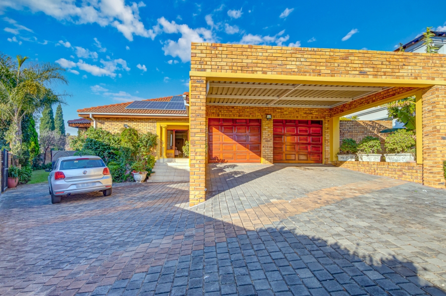 5 Bedroom Property for Sale in Noordwyk Gauteng