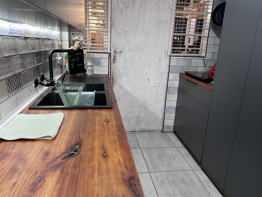 2 Bedroom Property for Sale in Brummeria Gauteng