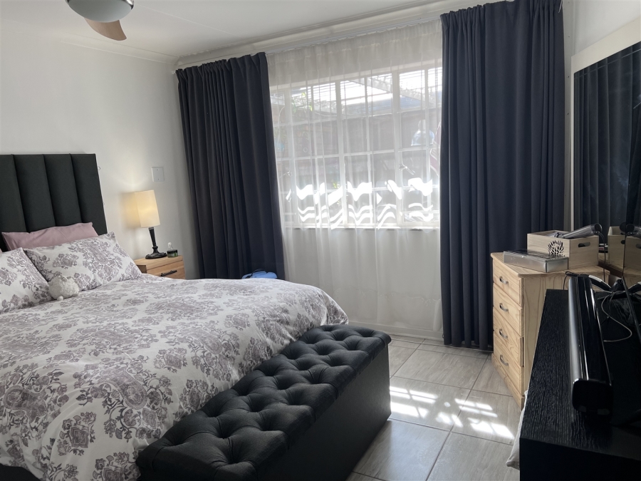 2 Bedroom Property for Sale in Brummeria Gauteng