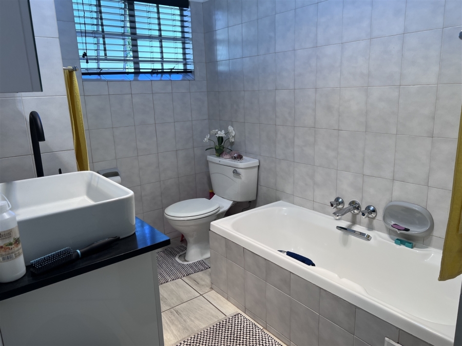 2 Bedroom Property for Sale in Brummeria Gauteng