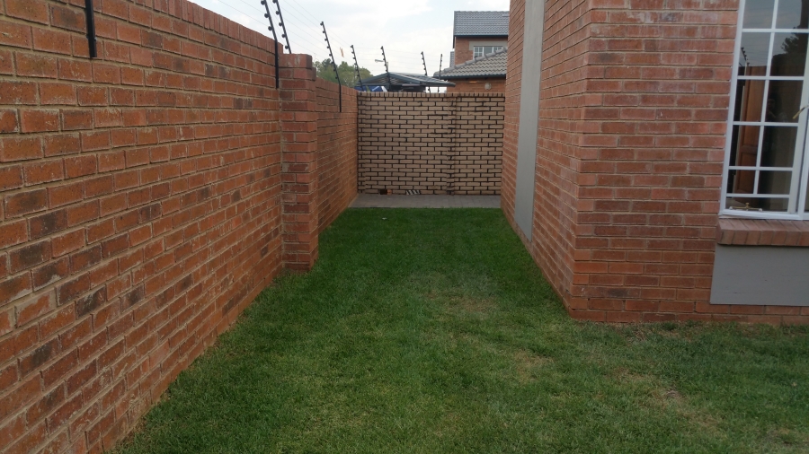 2 Bedroom Property for Sale in Raslouw Gauteng