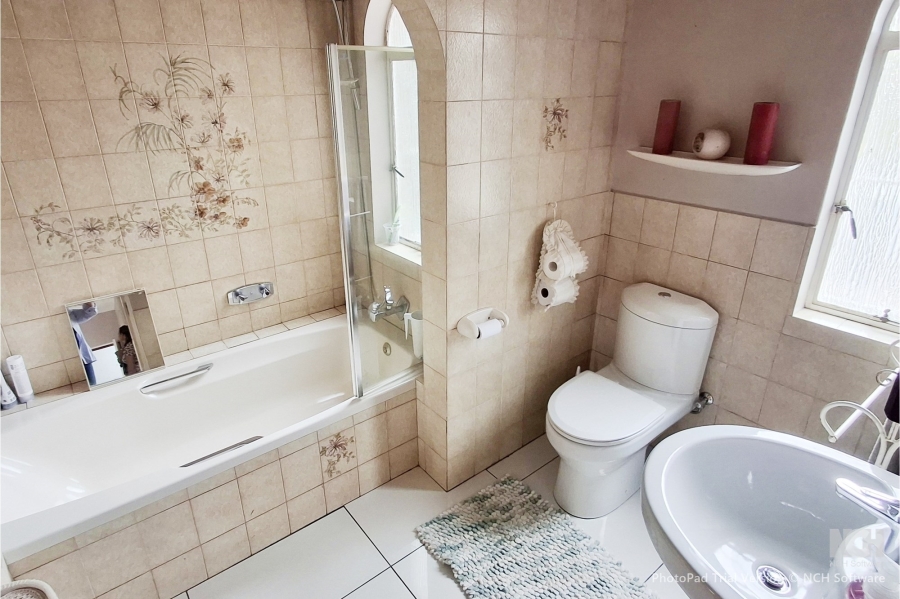 7 Bedroom Property for Sale in Eden Glen Gauteng