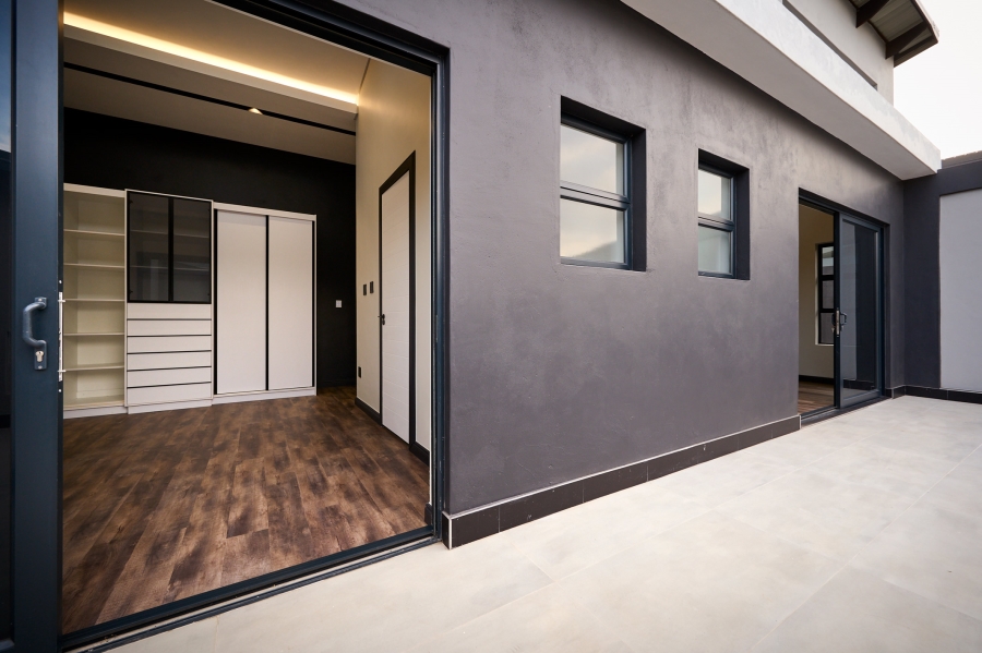 5 Bedroom Property for Sale in Waterfall Country Estate Gauteng
