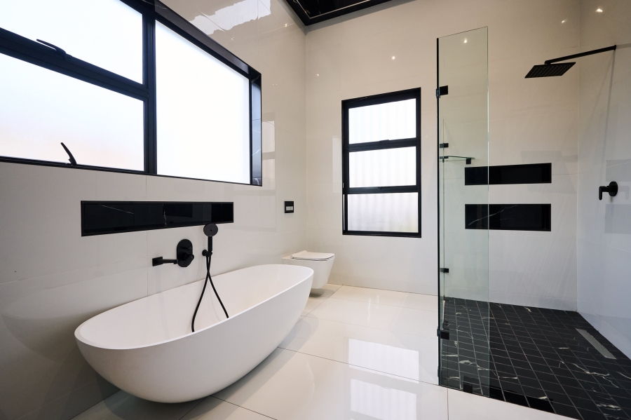 5 Bedroom Property for Sale in Waterfall Country Estate Gauteng