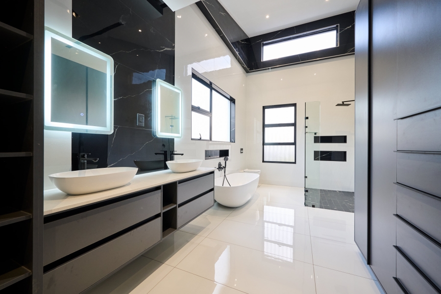 5 Bedroom Property for Sale in Waterfall Country Estate Gauteng