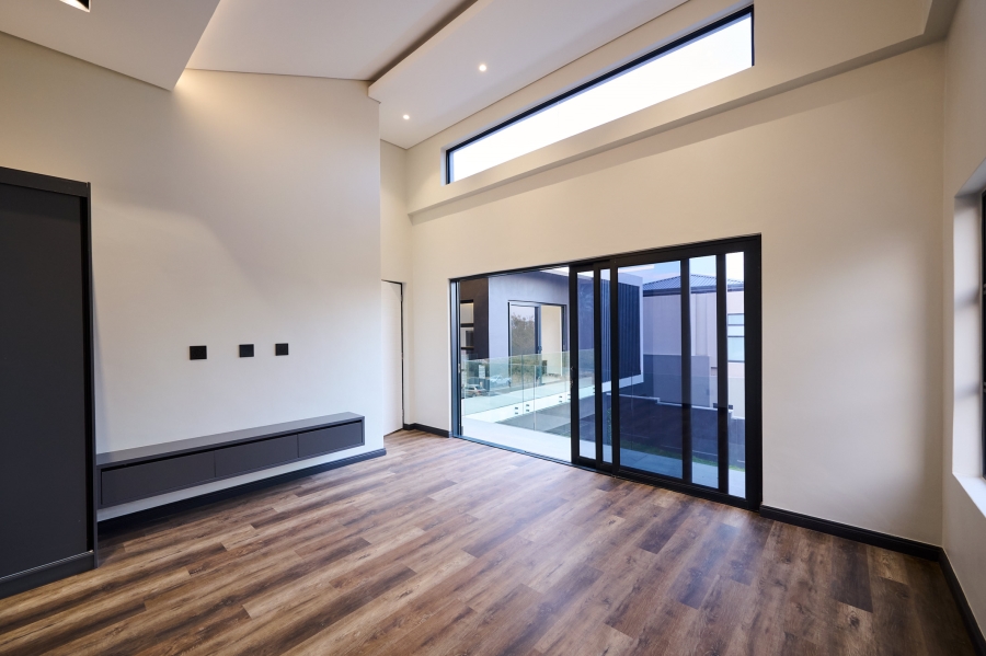 5 Bedroom Property for Sale in Waterfall Country Estate Gauteng