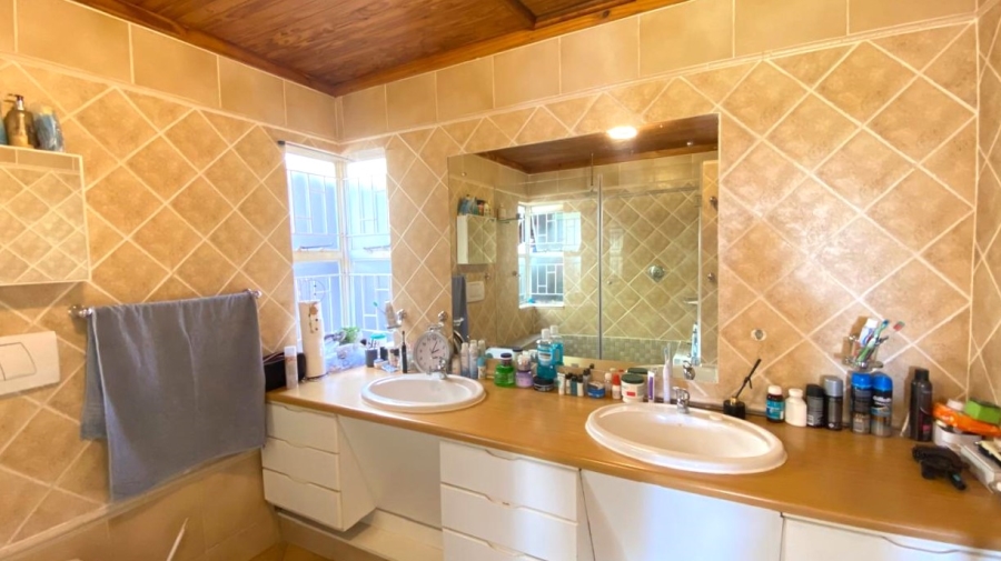 To Let 4 Bedroom Property for Rent in Garsfontein Gauteng