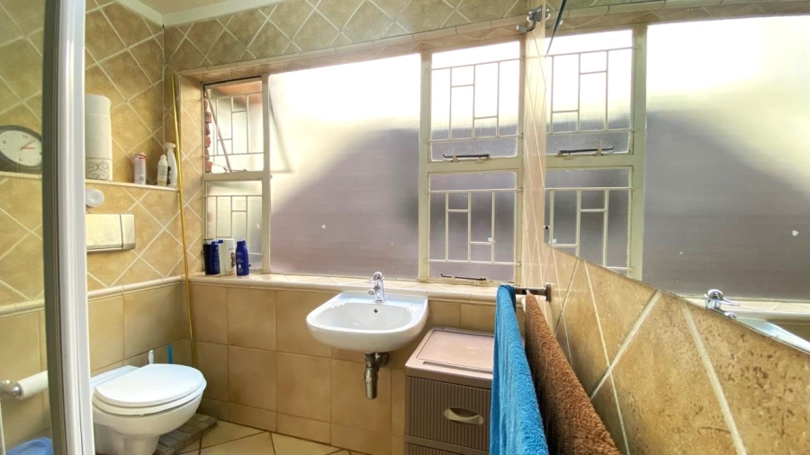 To Let 4 Bedroom Property for Rent in Garsfontein Gauteng