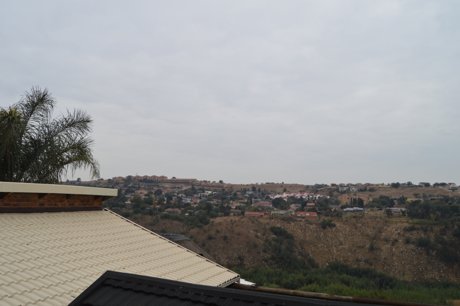 To Let 2 Bedroom Property for Rent in Kenmare Gauteng