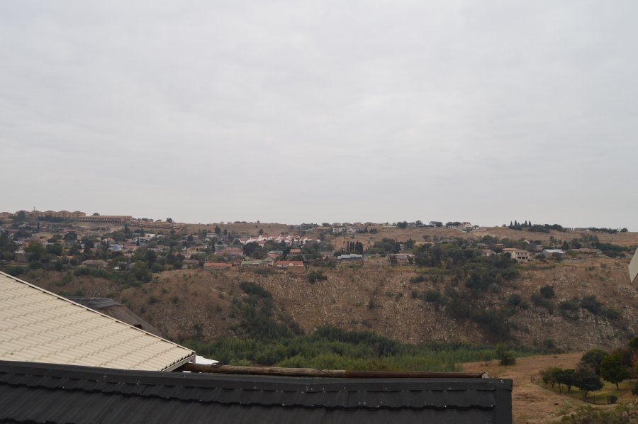 To Let 2 Bedroom Property for Rent in Kenmare Gauteng