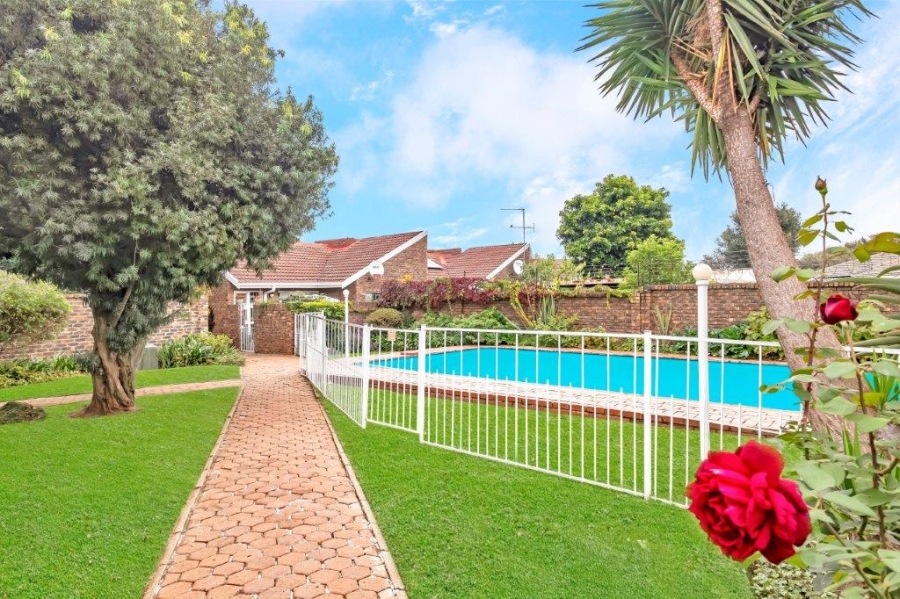 1 Bedroom Property for Sale in Linden Gauteng