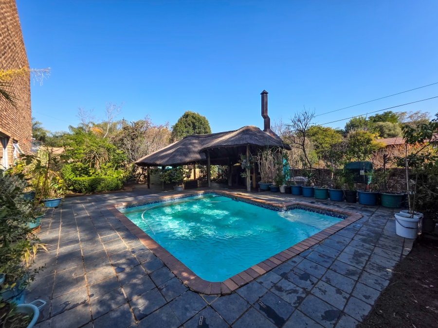 5 Bedroom Property for Sale in Faerie Glen Gauteng