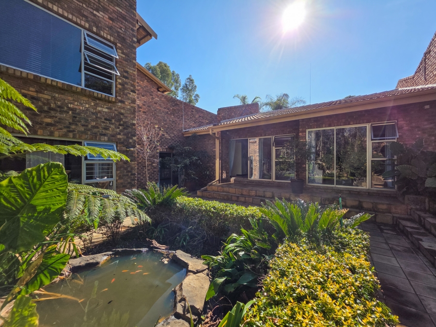 5 Bedroom Property for Sale in Faerie Glen Gauteng