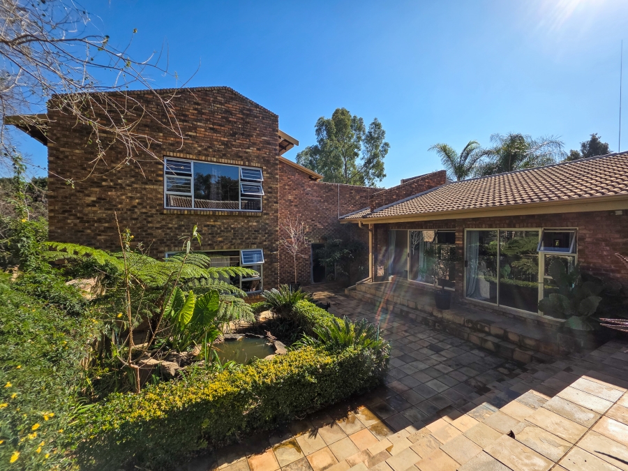 5 Bedroom Property for Sale in Faerie Glen Gauteng