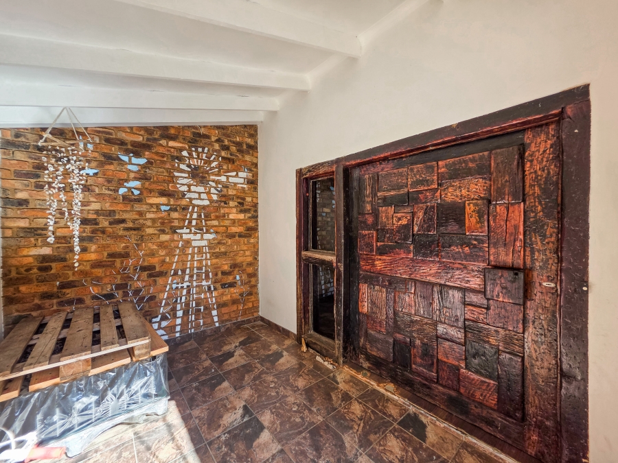 5 Bedroom Property for Sale in Faerie Glen Gauteng