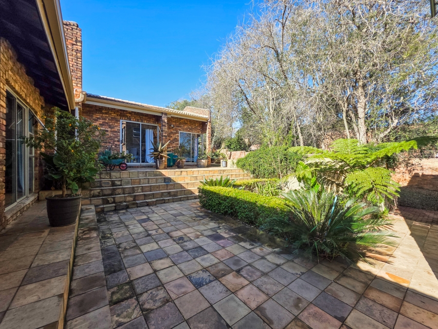 5 Bedroom Property for Sale in Faerie Glen Gauteng