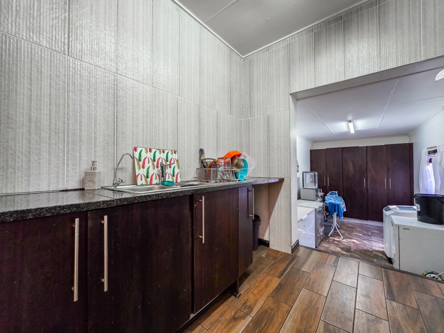 5 Bedroom Property for Sale in Faerie Glen Gauteng