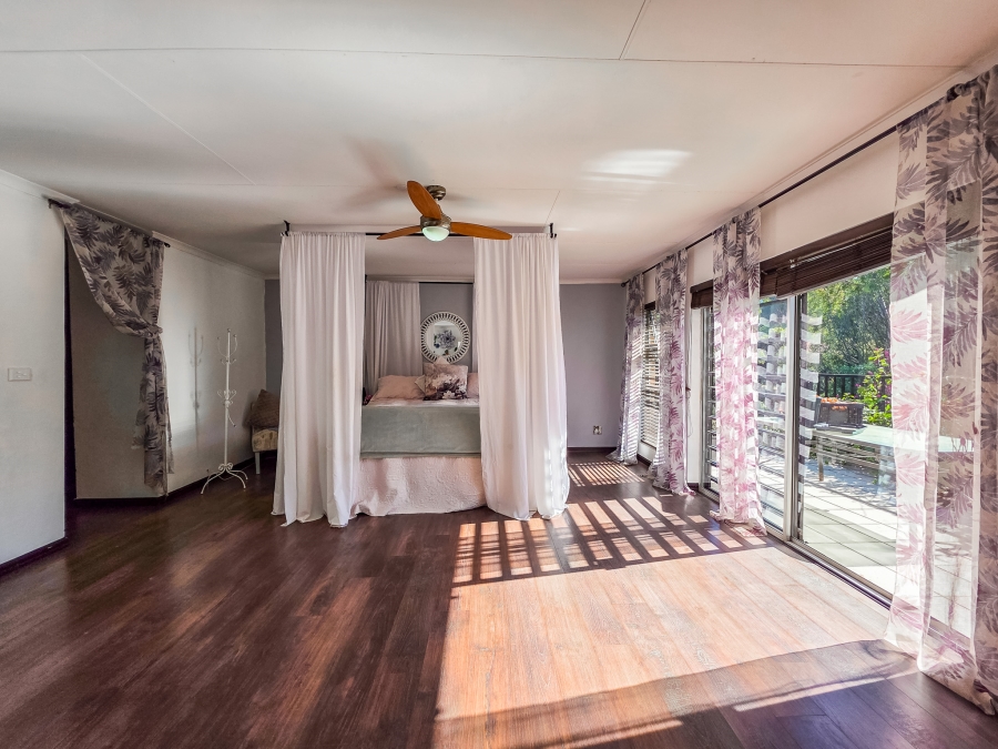 5 Bedroom Property for Sale in Faerie Glen Gauteng