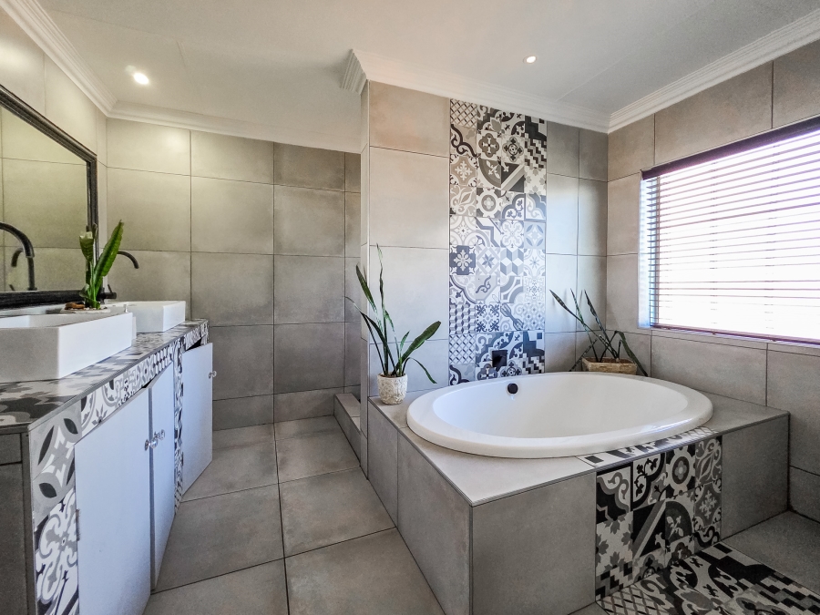 5 Bedroom Property for Sale in Faerie Glen Gauteng