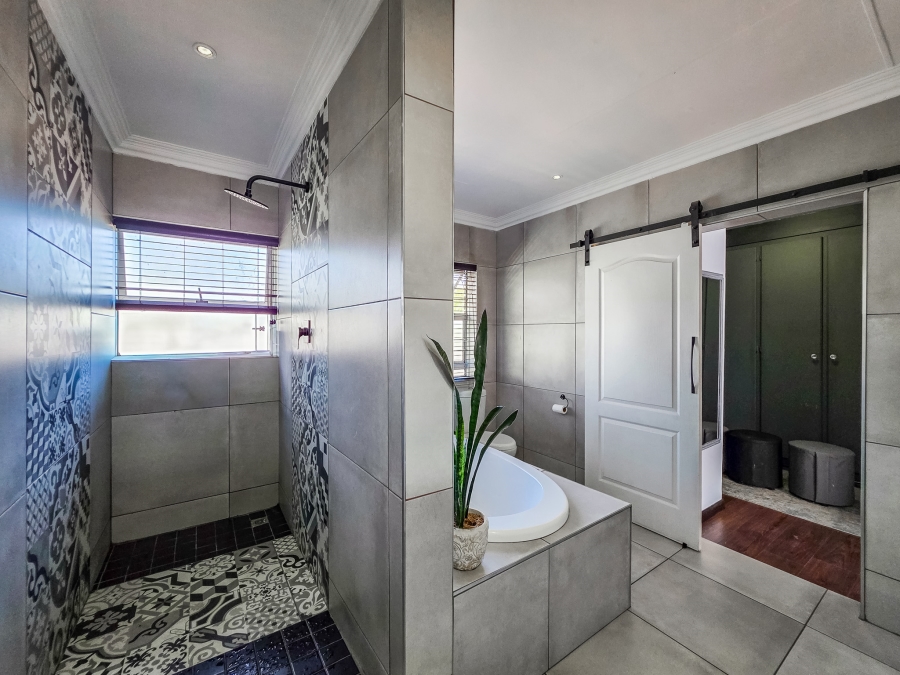 5 Bedroom Property for Sale in Faerie Glen Gauteng