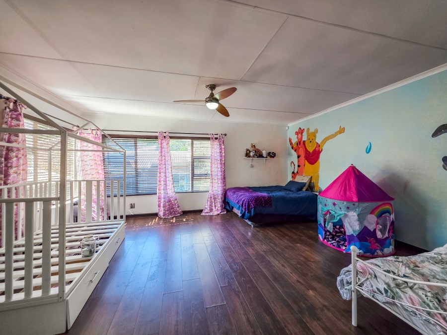 5 Bedroom Property for Sale in Faerie Glen Gauteng