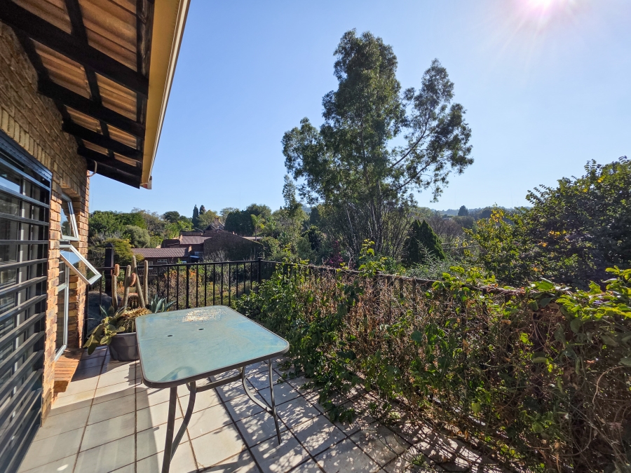 5 Bedroom Property for Sale in Faerie Glen Gauteng