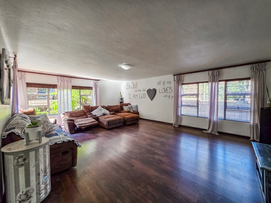 5 Bedroom Property for Sale in Faerie Glen Gauteng