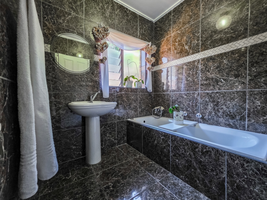 5 Bedroom Property for Sale in Faerie Glen Gauteng