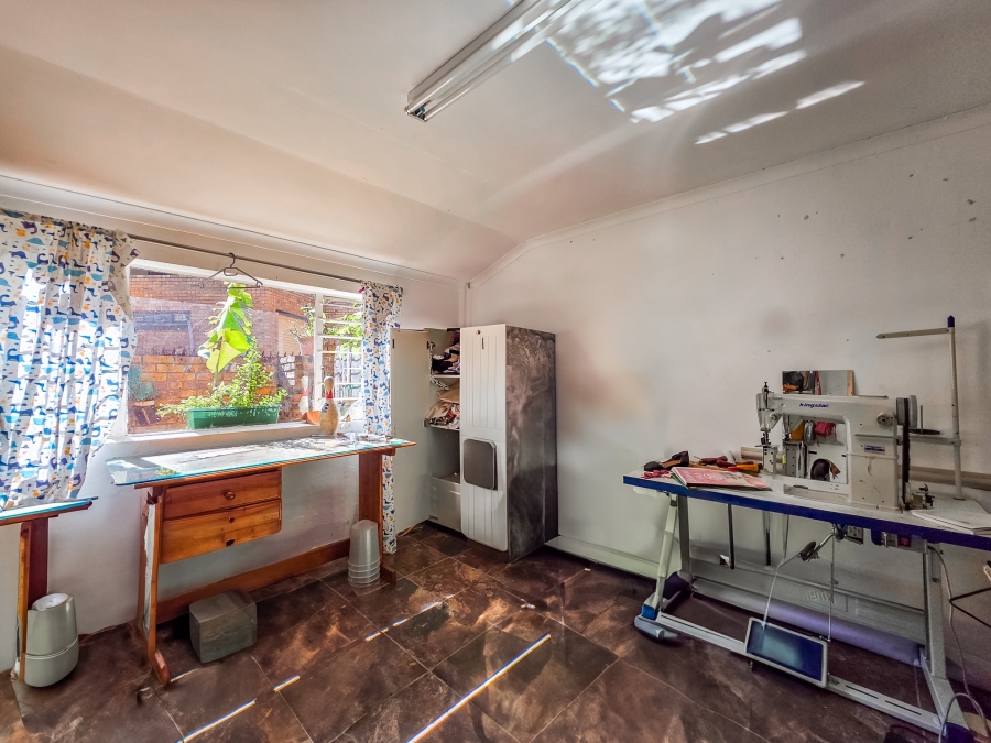 5 Bedroom Property for Sale in Faerie Glen Gauteng