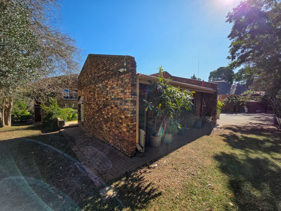 5 Bedroom Property for Sale in Faerie Glen Gauteng