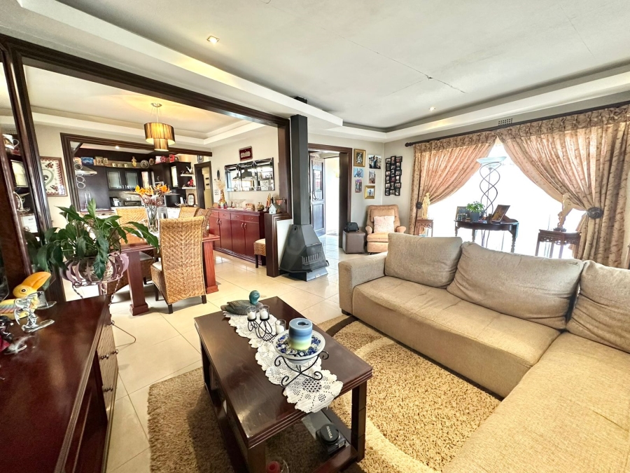 5 Bedroom Property for Sale in Oakdene Gauteng