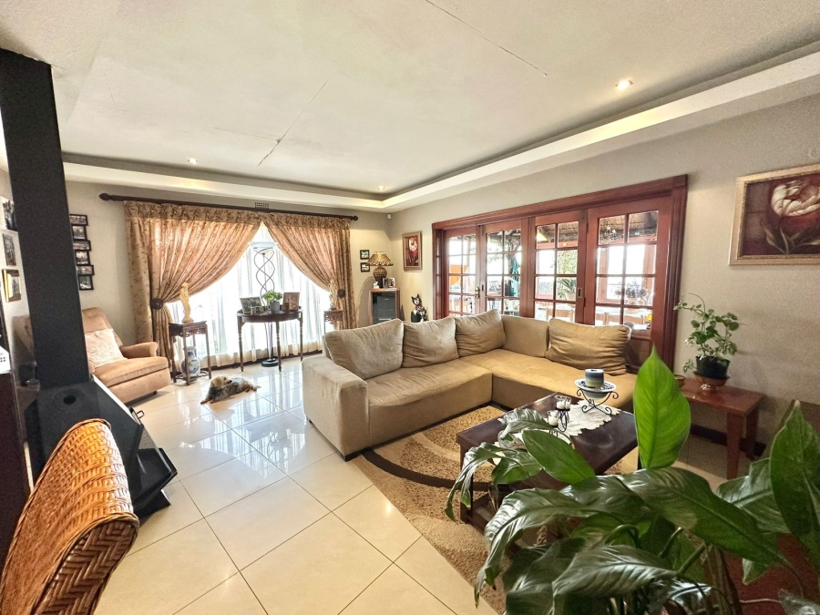 5 Bedroom Property for Sale in Oakdene Gauteng