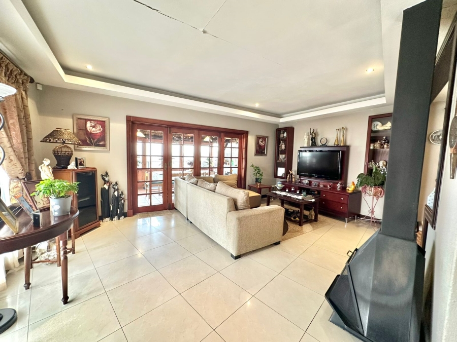 5 Bedroom Property for Sale in Oakdene Gauteng