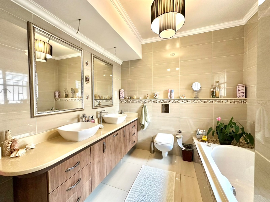 5 Bedroom Property for Sale in Oakdene Gauteng