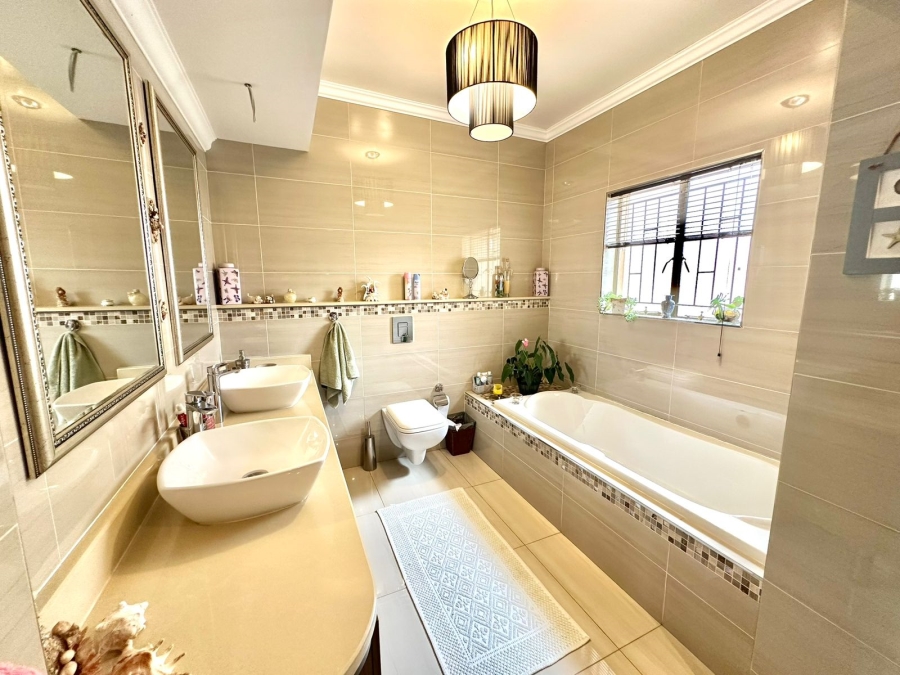 5 Bedroom Property for Sale in Oakdene Gauteng