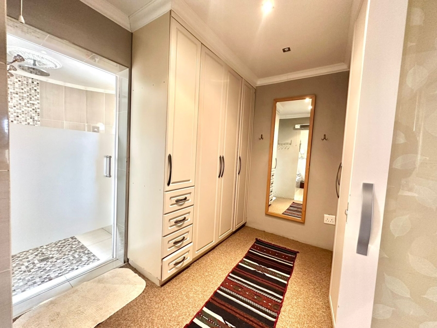 5 Bedroom Property for Sale in Oakdene Gauteng