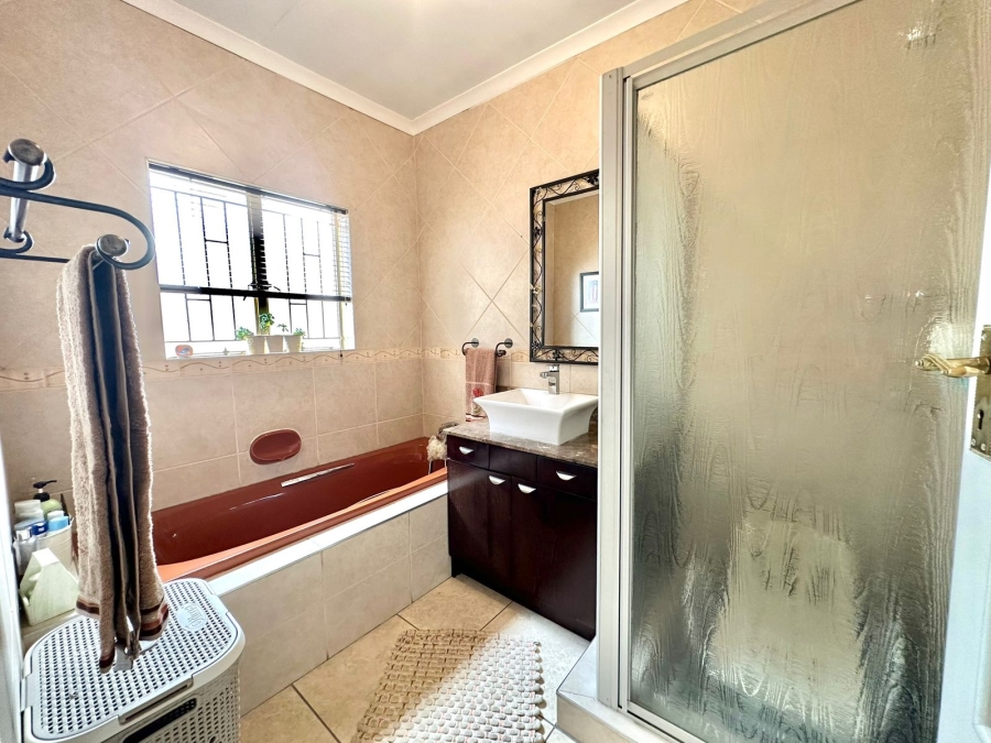 5 Bedroom Property for Sale in Oakdene Gauteng