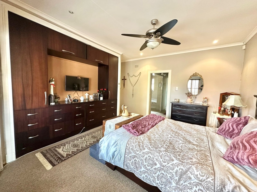 5 Bedroom Property for Sale in Oakdene Gauteng