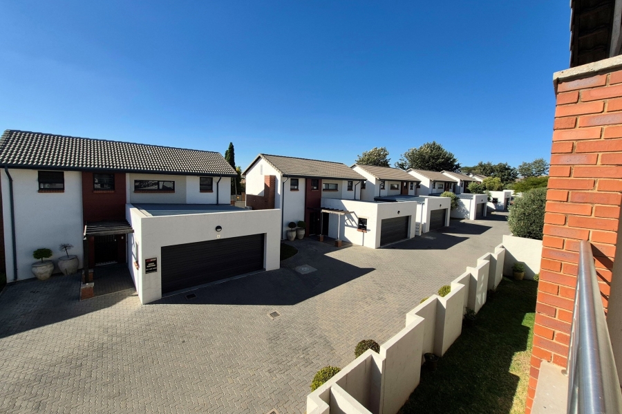 2 Bedroom Property for Sale in Crowthorne AH Gauteng