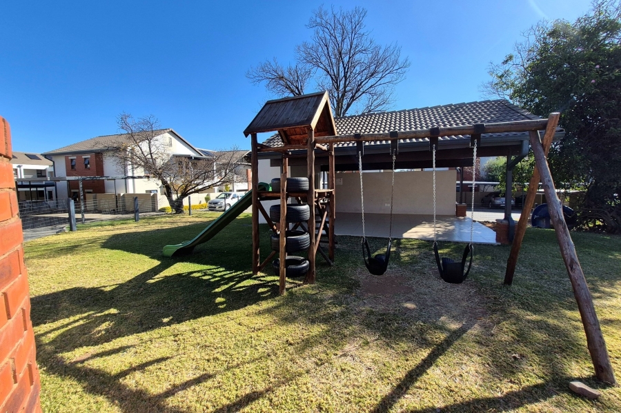 2 Bedroom Property for Sale in Crowthorne AH Gauteng