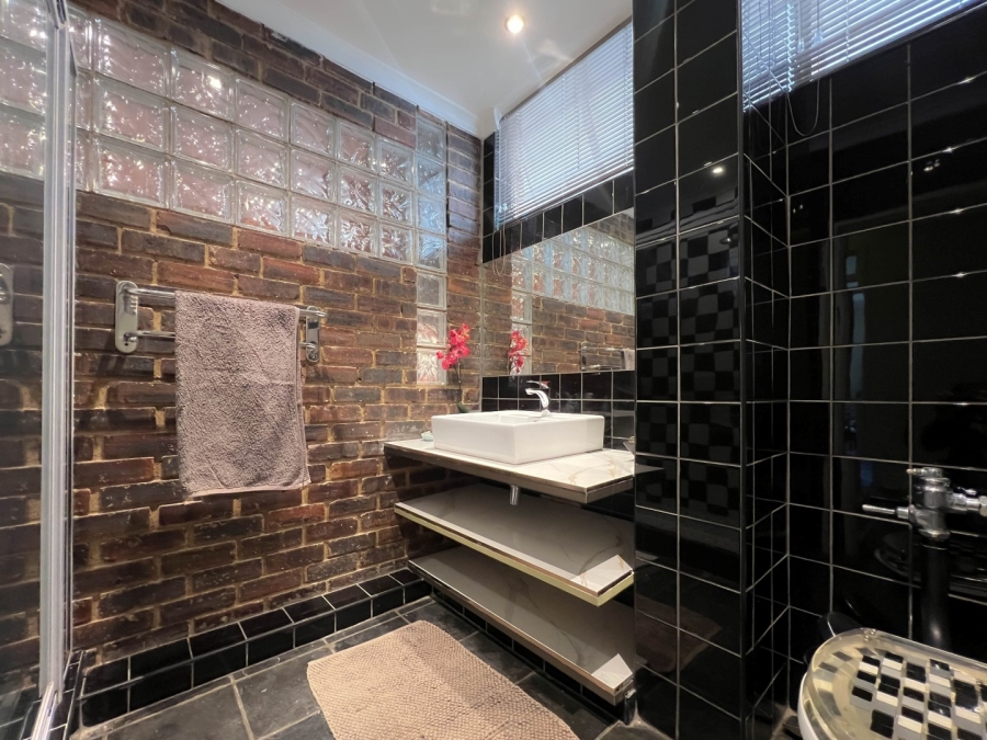 To Let 2 Bedroom Property for Rent in Rosebank Gauteng