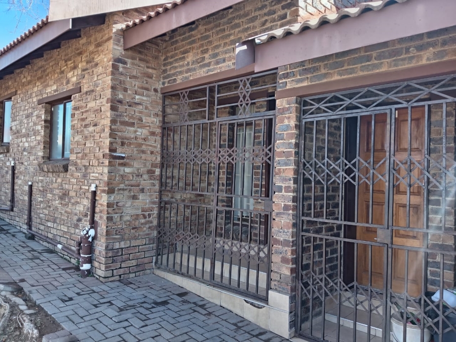 2 Bedroom Property for Sale in Olievenhoutbosch Gauteng